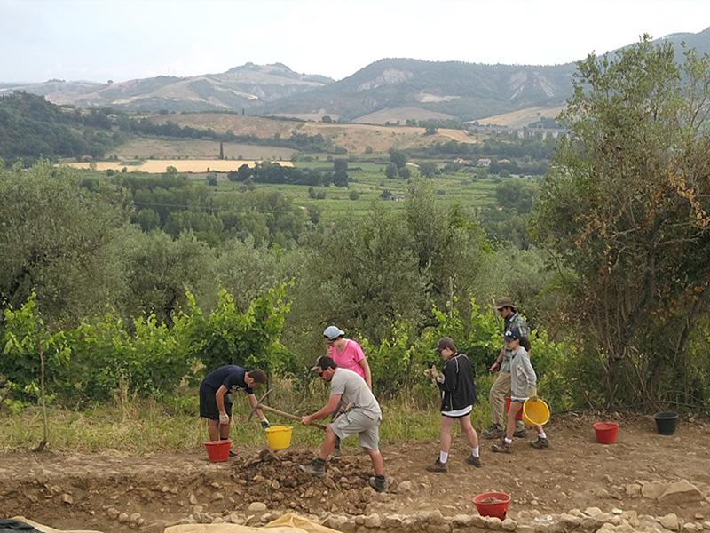 students excavate in italy