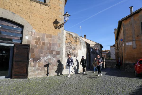 Students on their way to class at the Lorenzo de Medici Institute.