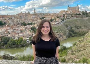Kathryn McGillivray ‘20 stands in front of a city and river