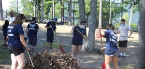 students volunteering