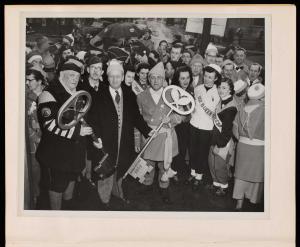 Manchester’s mayor handing out keys to raquetteurs (snowshoers)