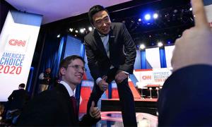 Presidential candidate Andrew Yang poses with a student after a CNN Town Hall.