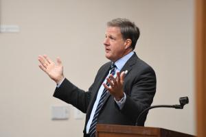 Governor Sununu speaking at the NHIOP