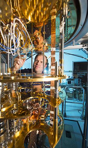 Eric Holland '09 working in a lab